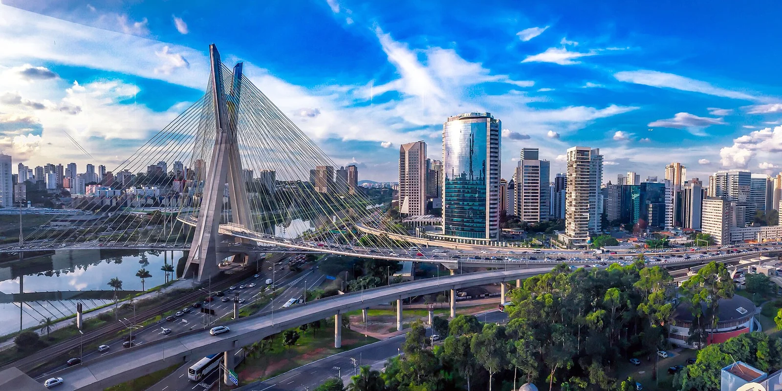 Ponte Estaiada e CENU em São Paulo, fotografia de ikedaleo